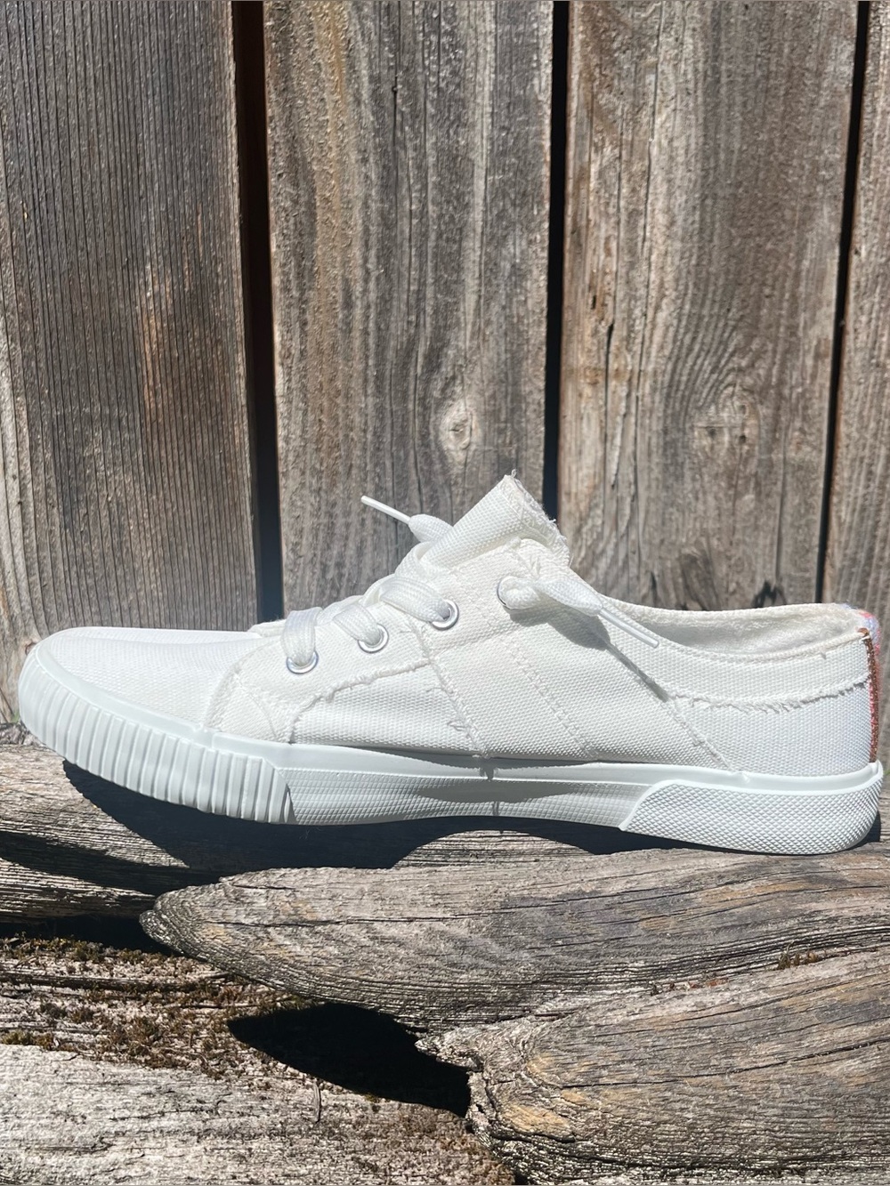 Tommy Bahama White Canvas Slip-On low top Sneakers size 7.5